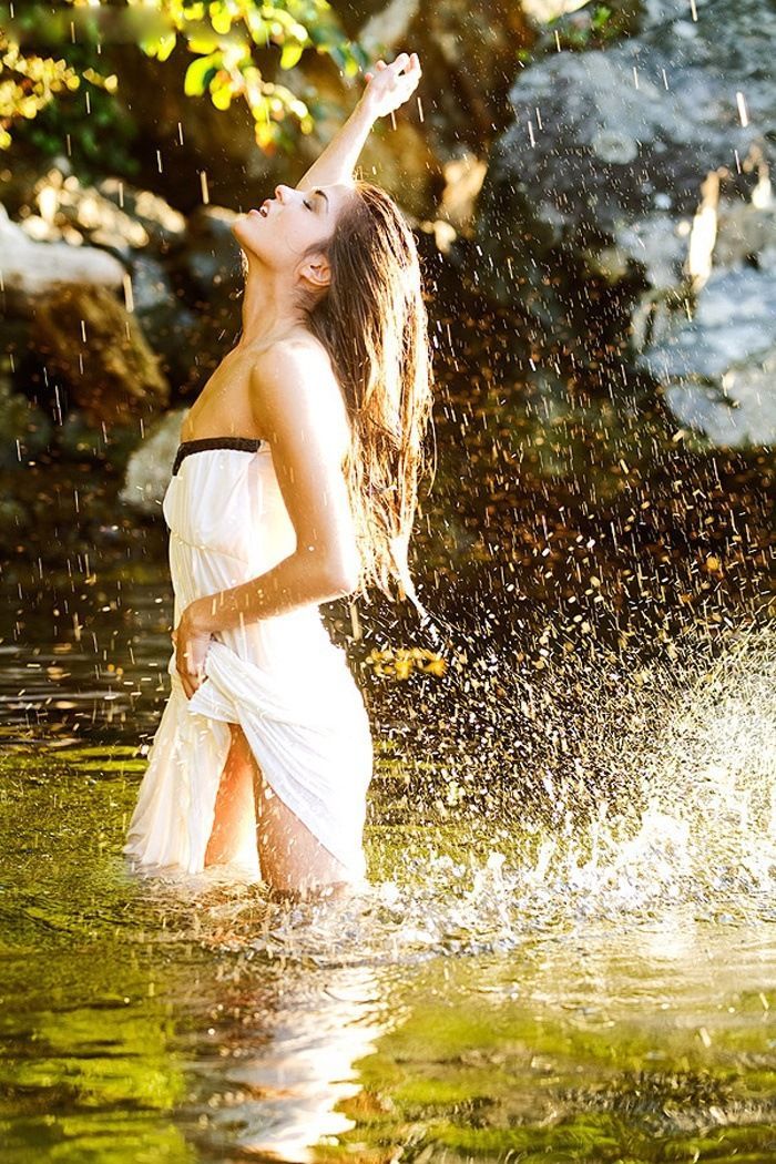 Marie Avgeropoulos in Kananga