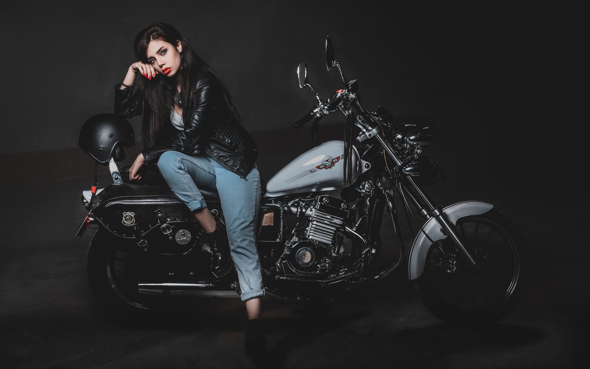 Biker girls: style and drive in Kananga