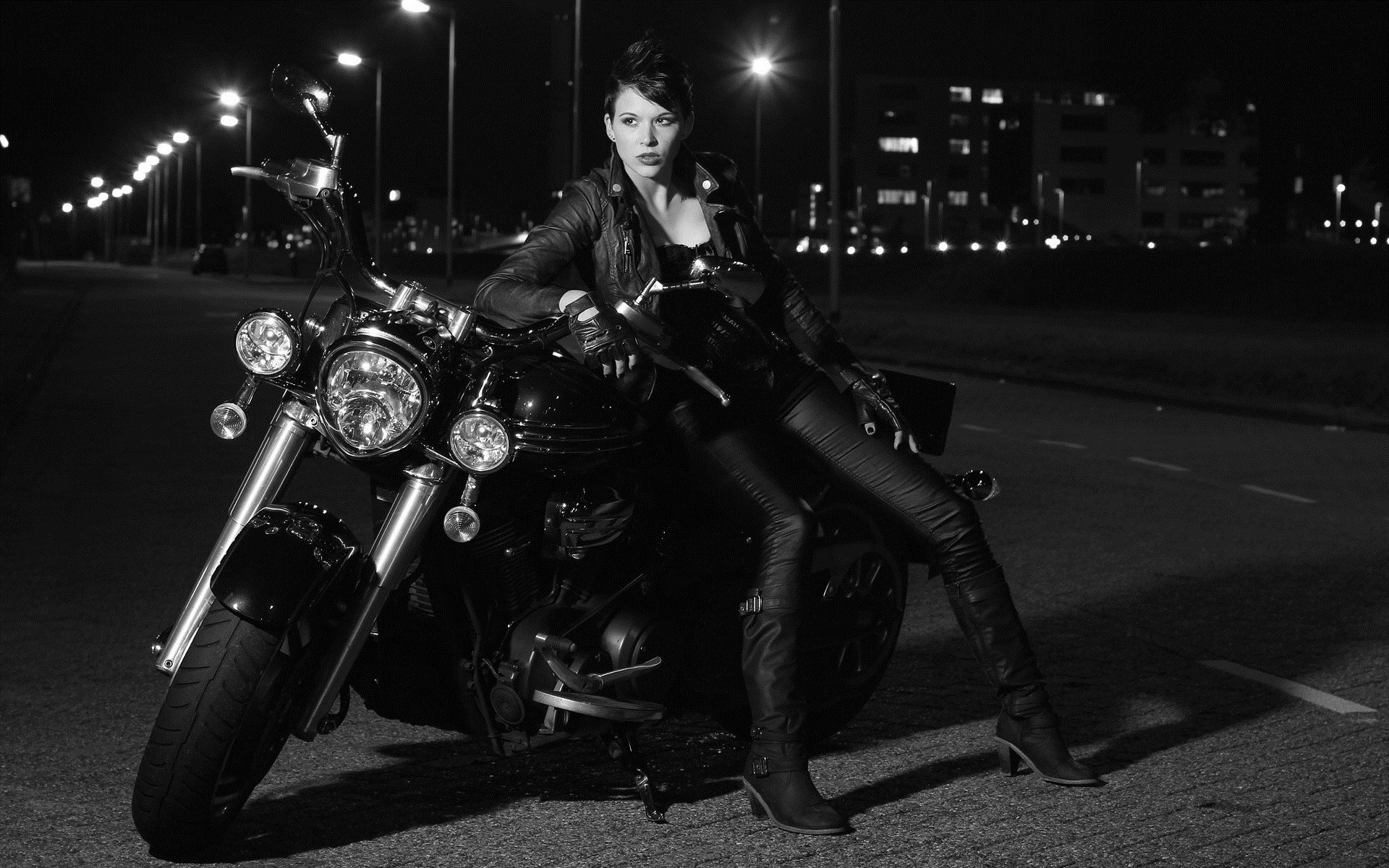 Photo Beautiful girls and motorcycles in Kananga