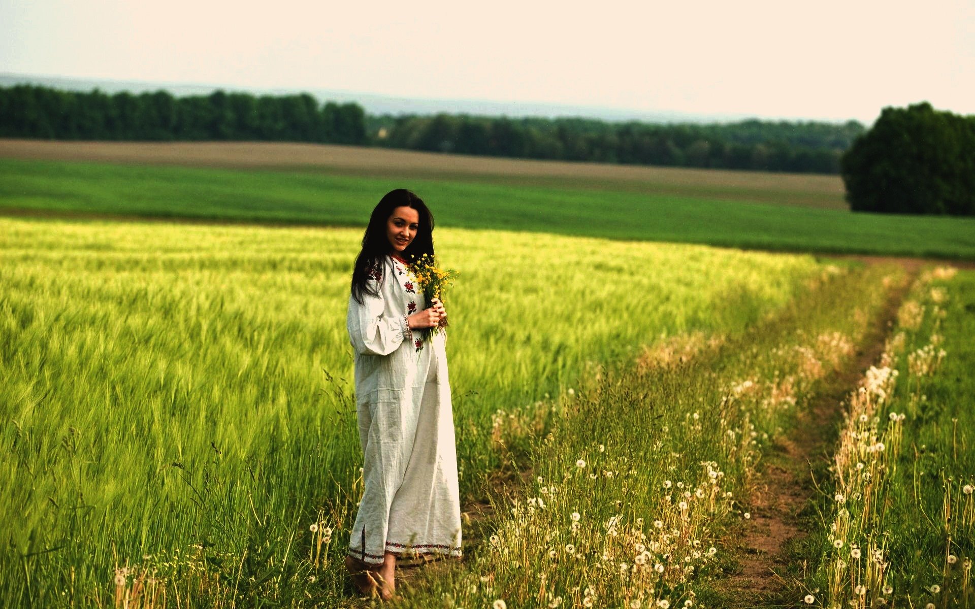 Women in Slavic costumes in Kananga