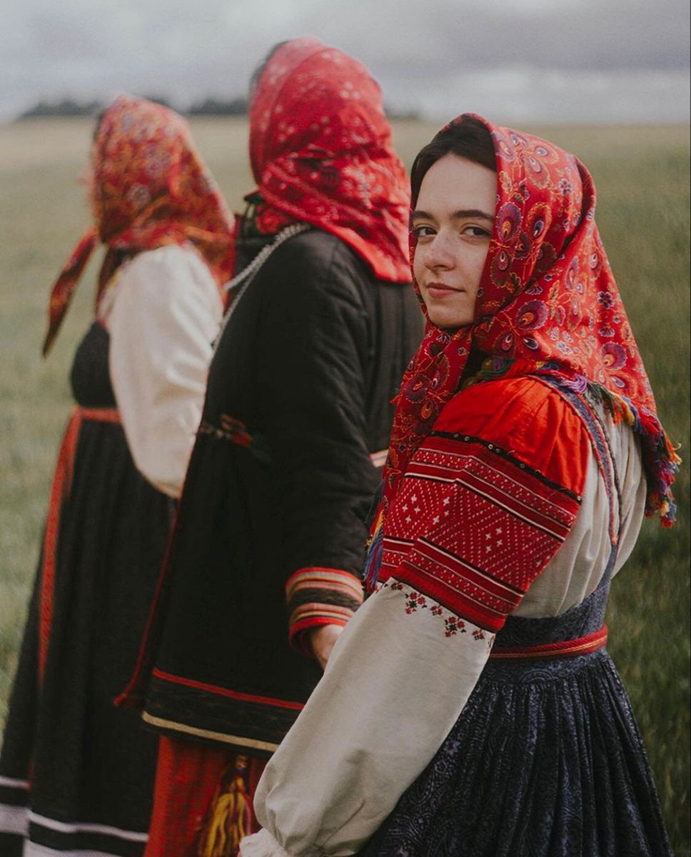 Women in Slavic costumes in Kananga