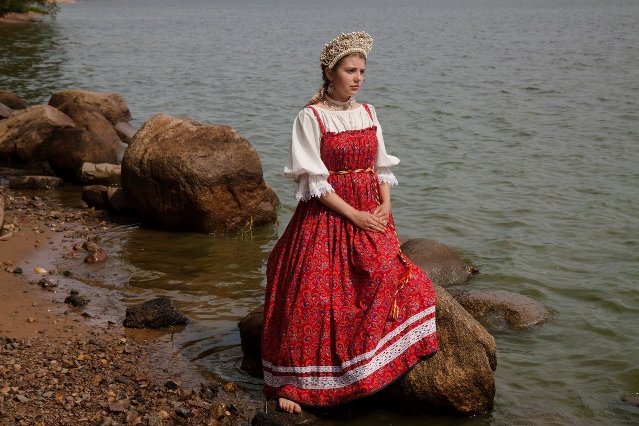 Women in Slavic costumes in Kananga