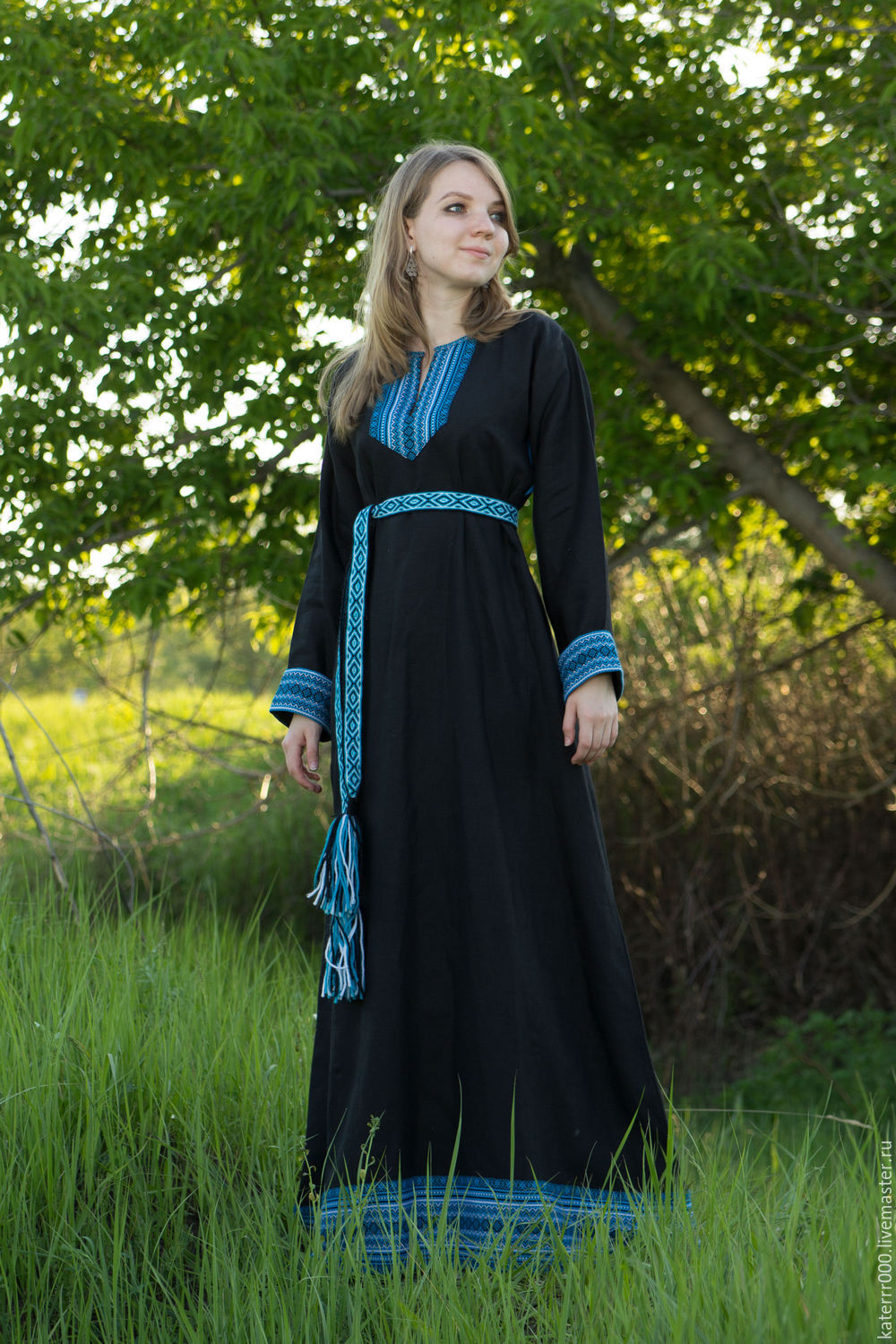 Women in Slavic costumes in Kananga