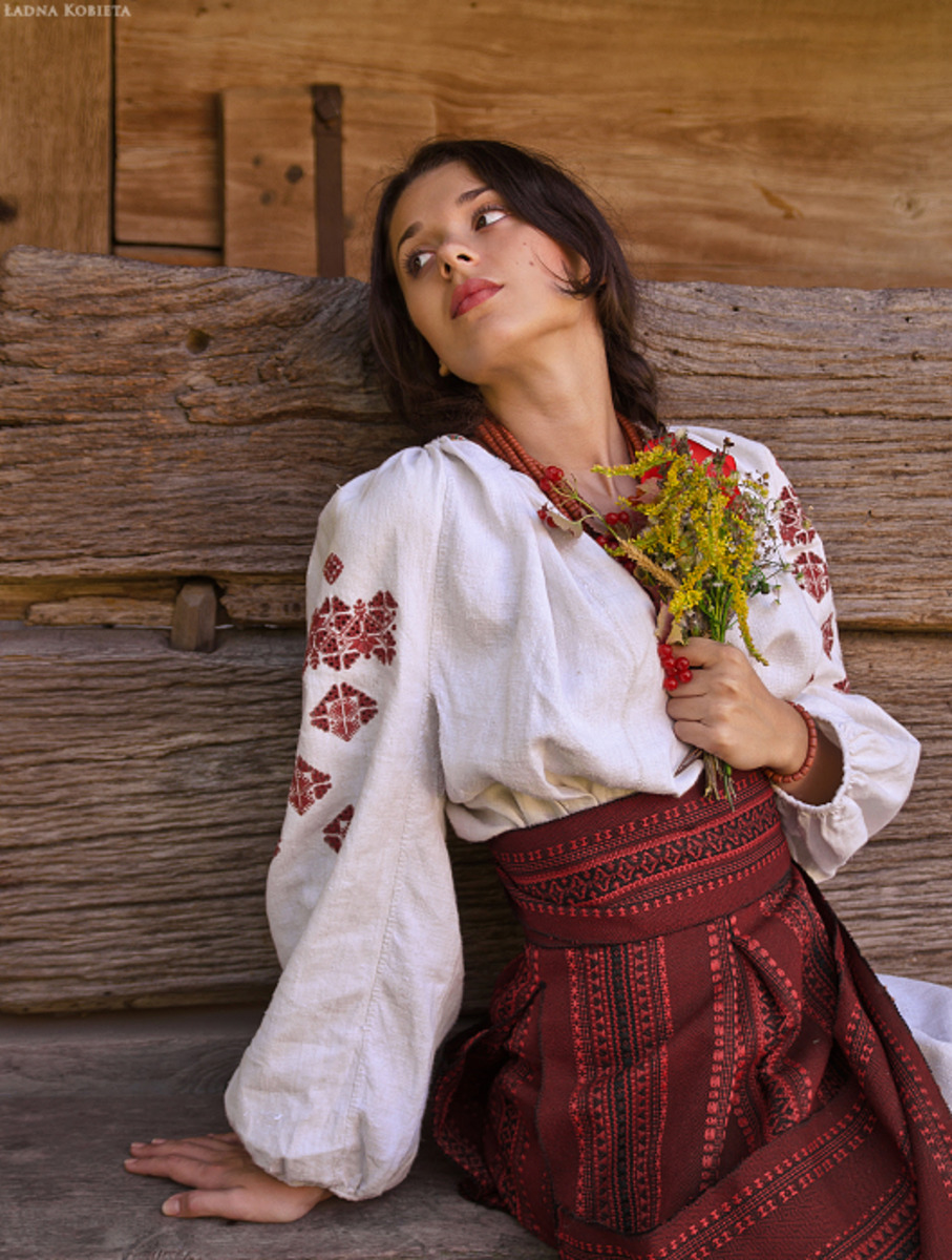 Girls in Slavic costumes in Kananga
