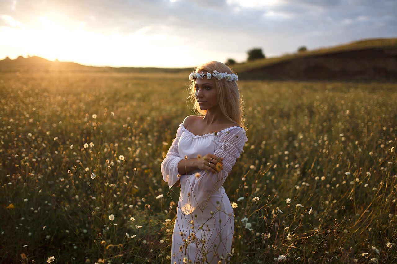 Girls in Slavic costumes in Kananga