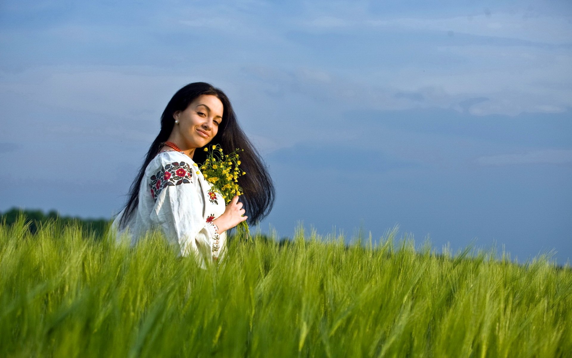 Girls in Slavic costumes in Kananga